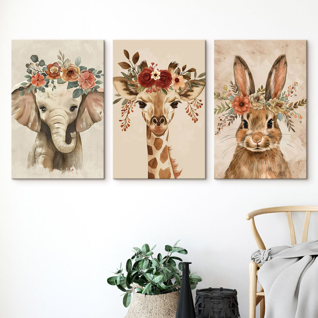 Animais com grinaldas num interior