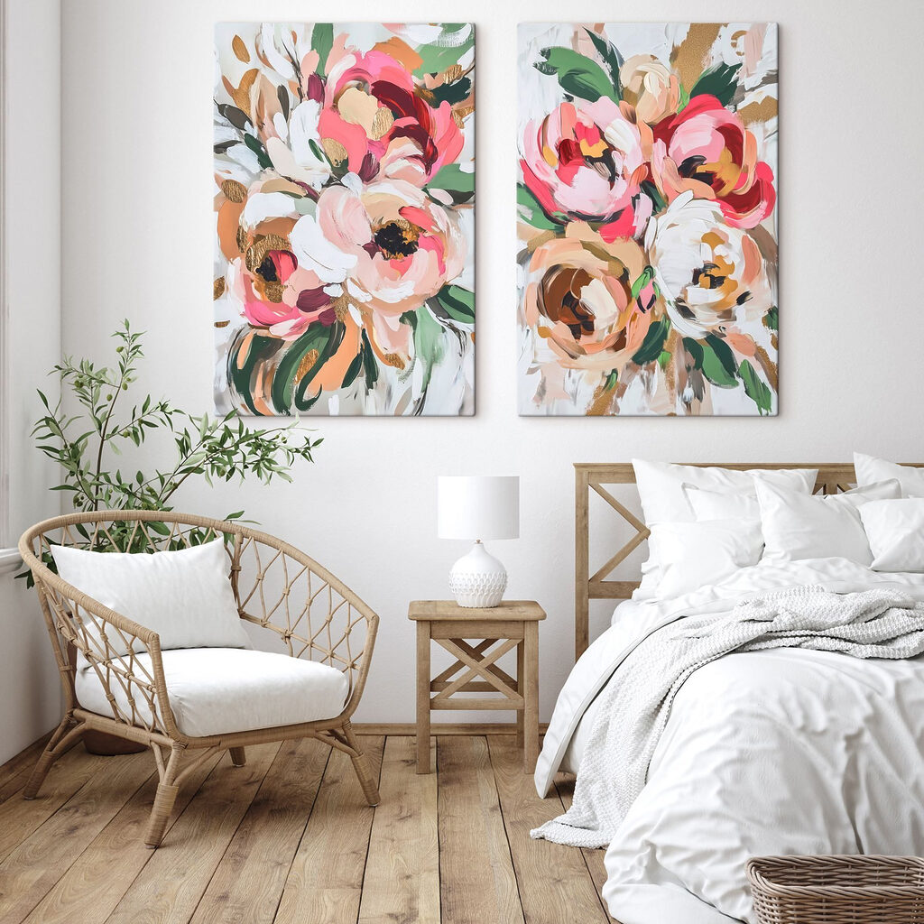 Flores em fundo branco num interior