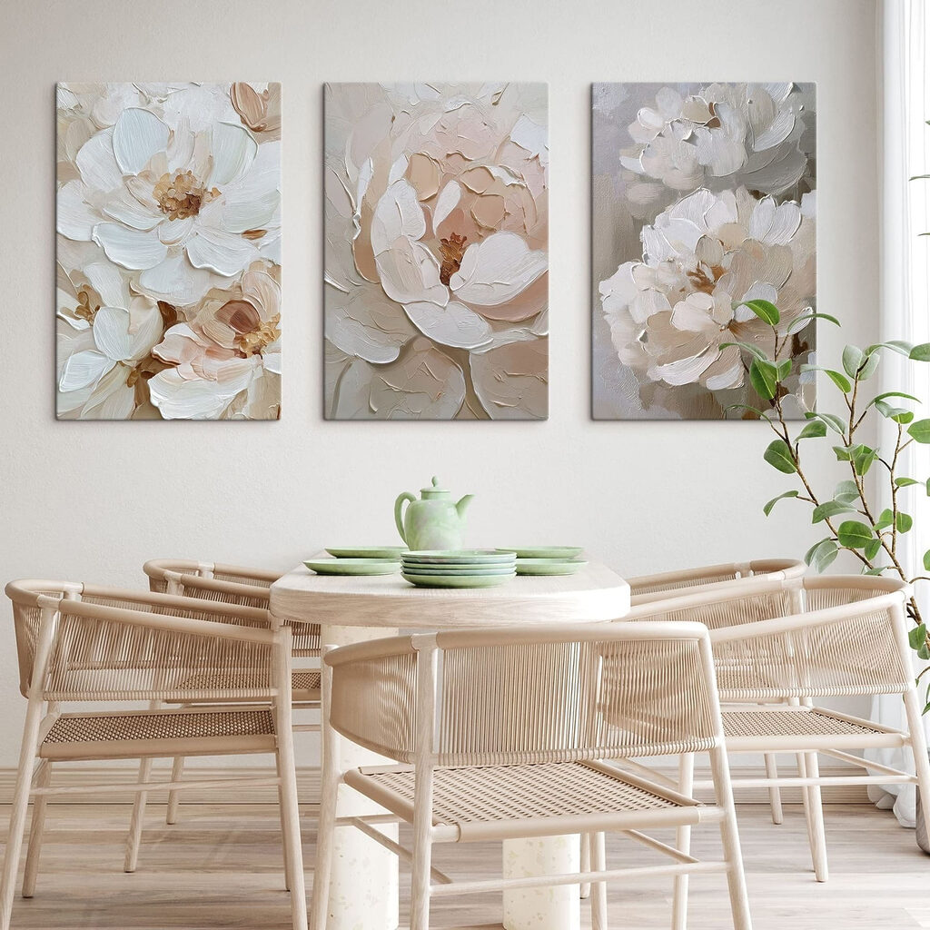 Flores em camadas suaves num interior