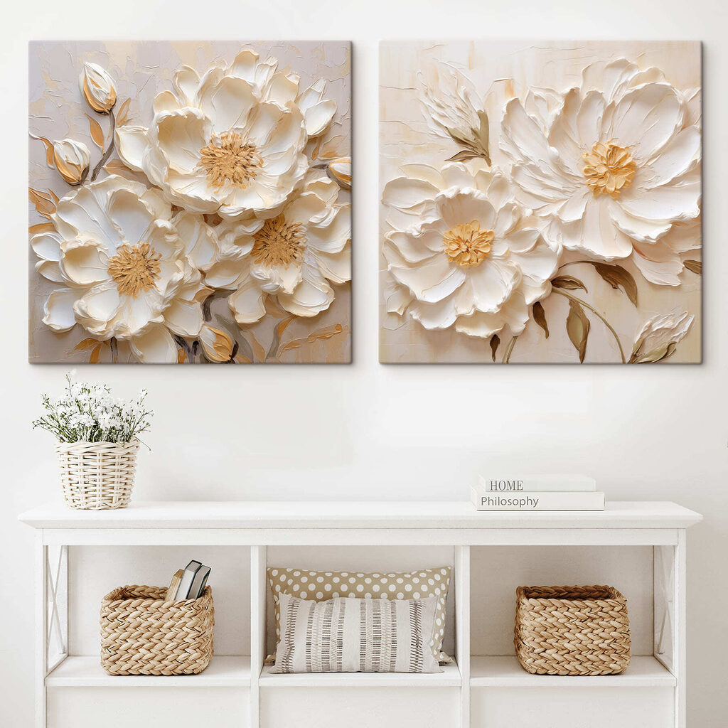 Flores com bordas douradas num interior