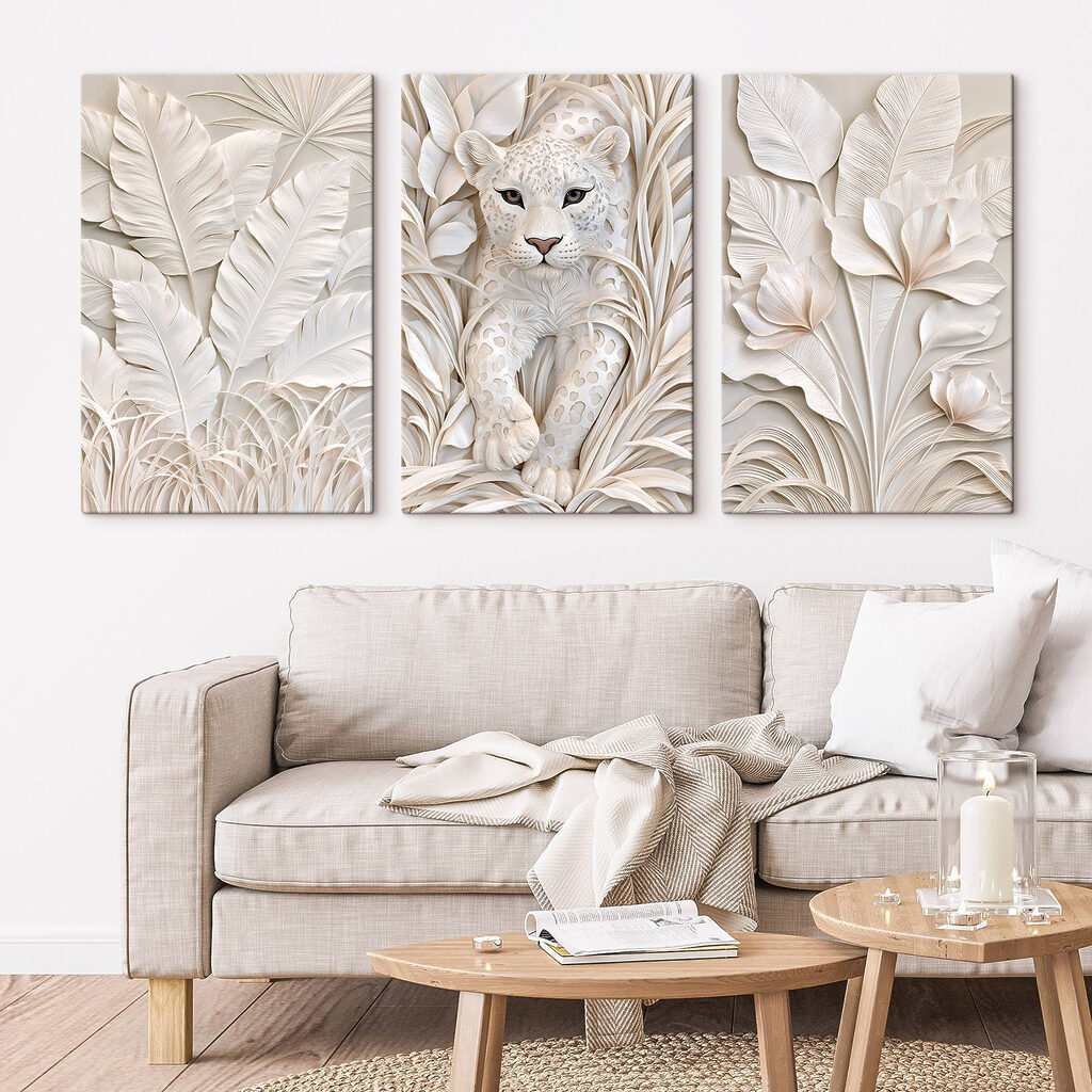 Tigre branco entre folhas — interior 1