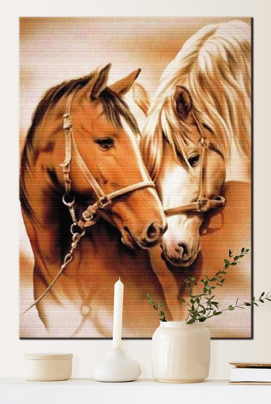 Dois cavalos juntos num interior
