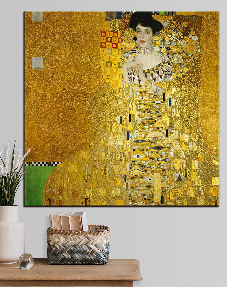 Retrato em dourado num interior