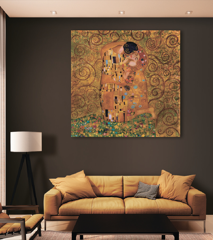Beijo entre espirais decorativas — interior 2