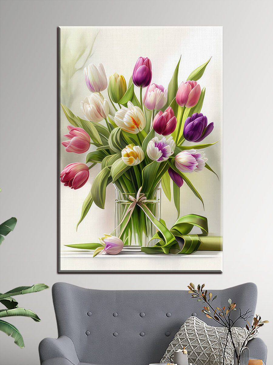 Vaso cheio de tulipas num interior