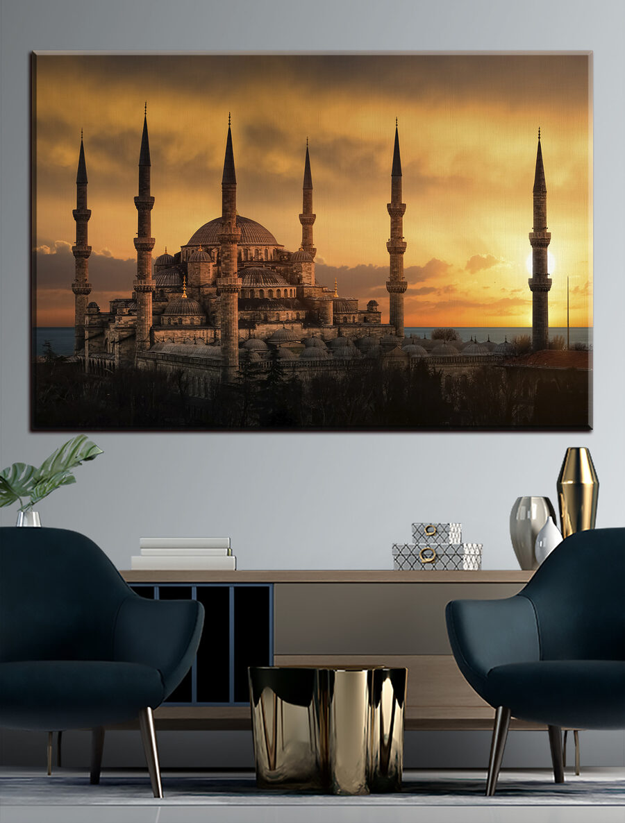 Minaretes no entardecer num interior