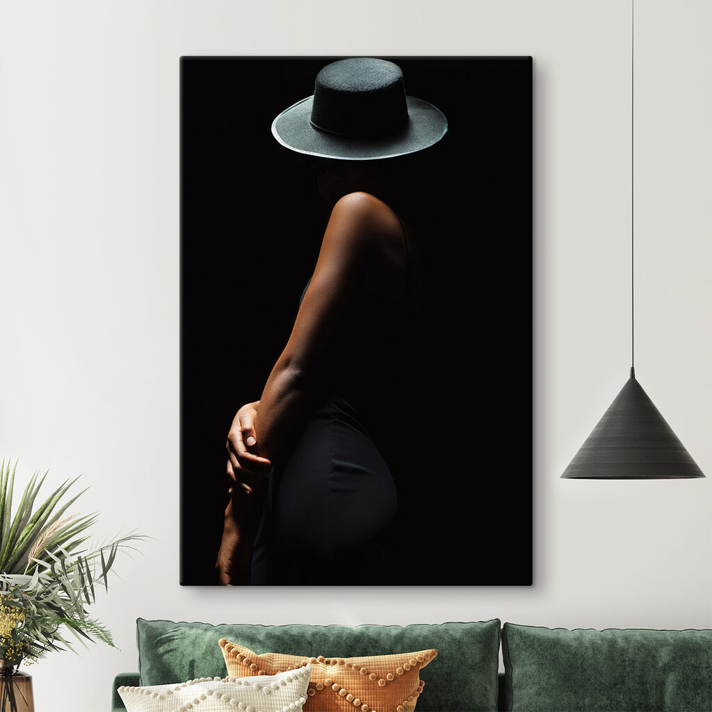 Chapéu sobre ombro nu — interior 5