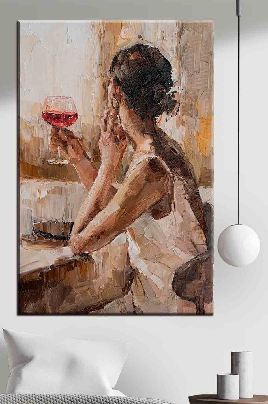 Mulher com vinho tinto — interior 2