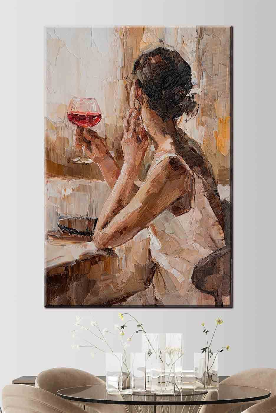 Mulher com vinho tinto num interior