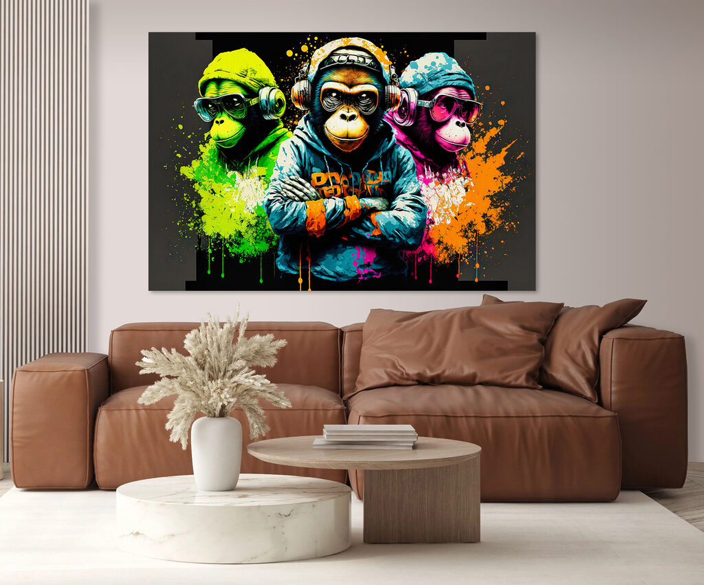 Três macacos com auscultadores num interior