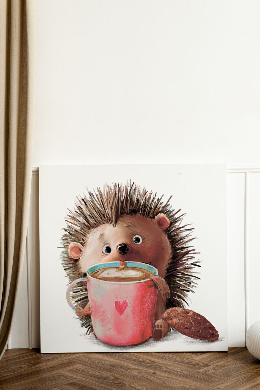 Ouriço com uma caneca num interior