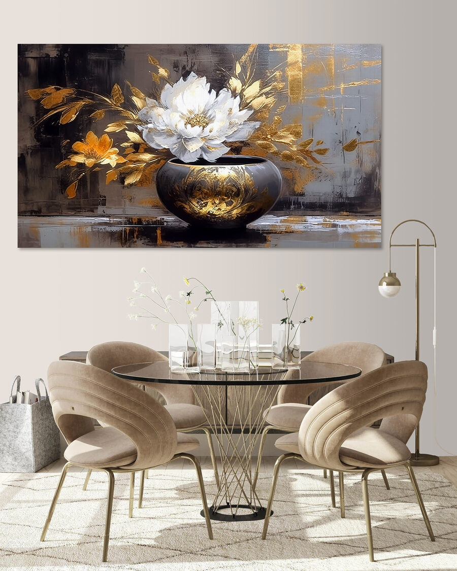 Flor branca, vaso dourado num interior