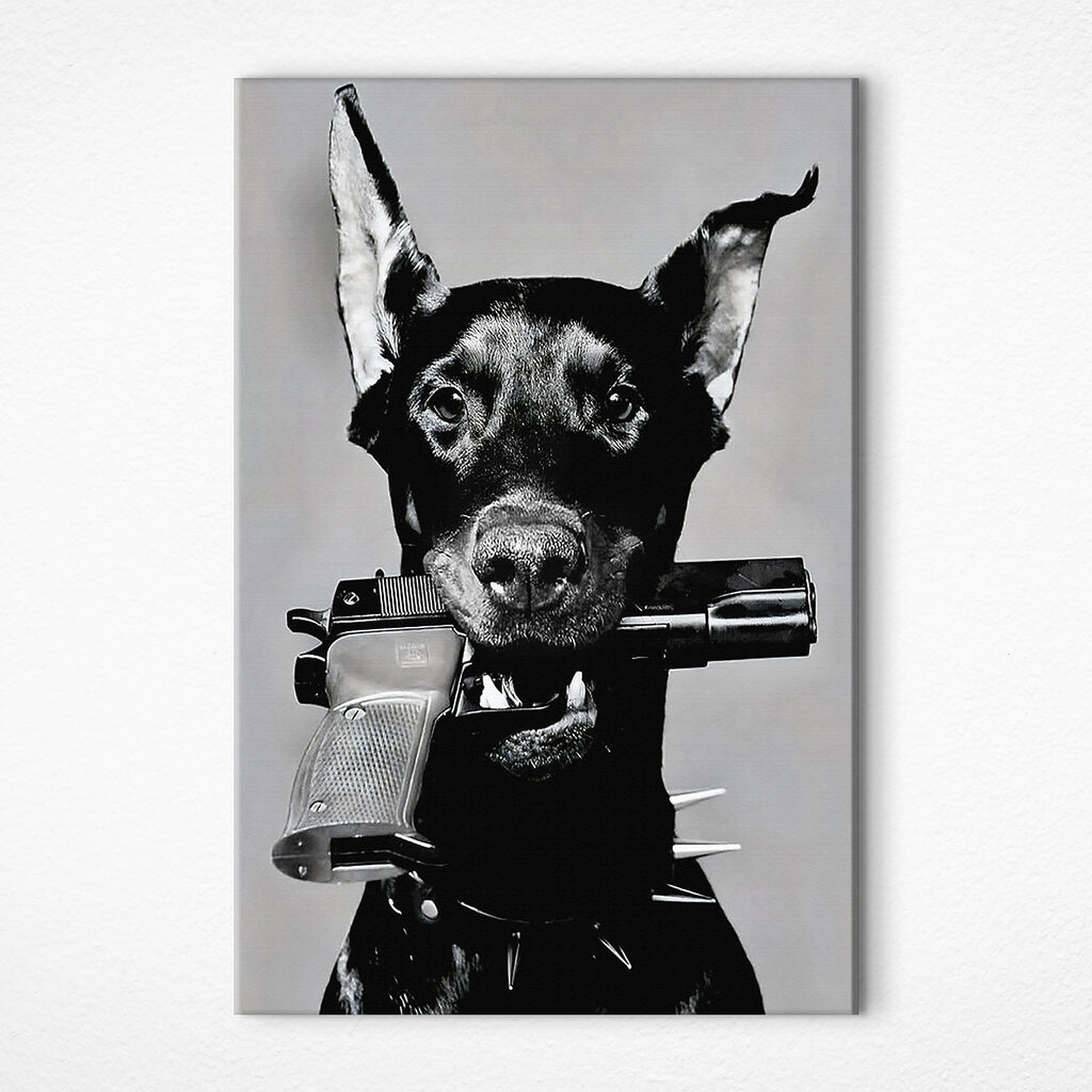 Cão com pistola num interior