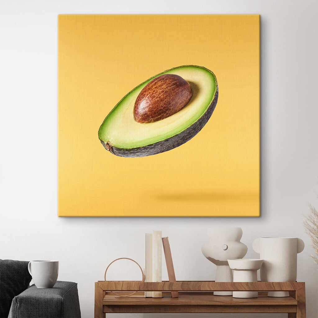 Abacate sobre amarelo — interior 2