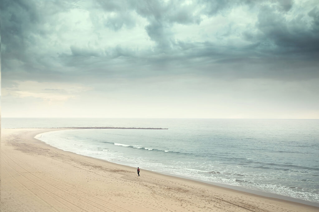 Praia larga sob nuvens — design completo