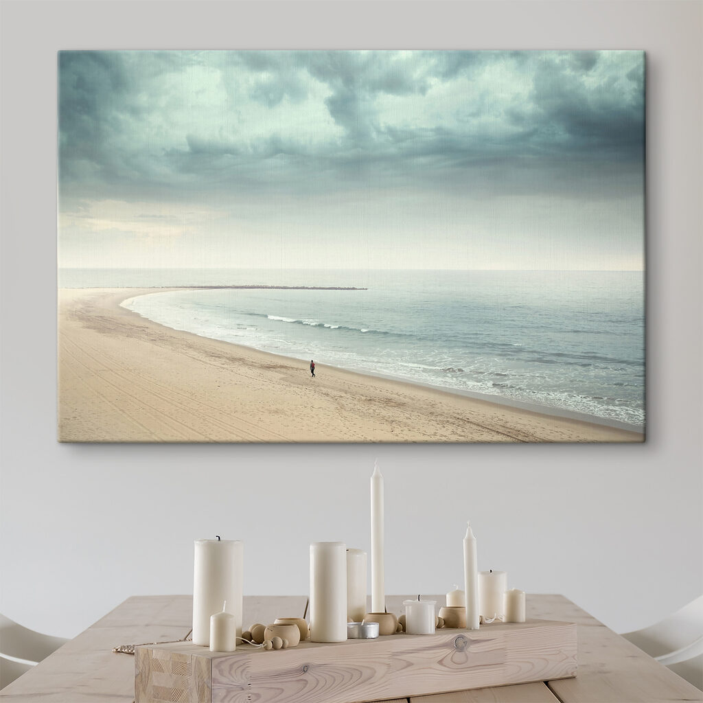 Praia larga sob nuvens — interior 1