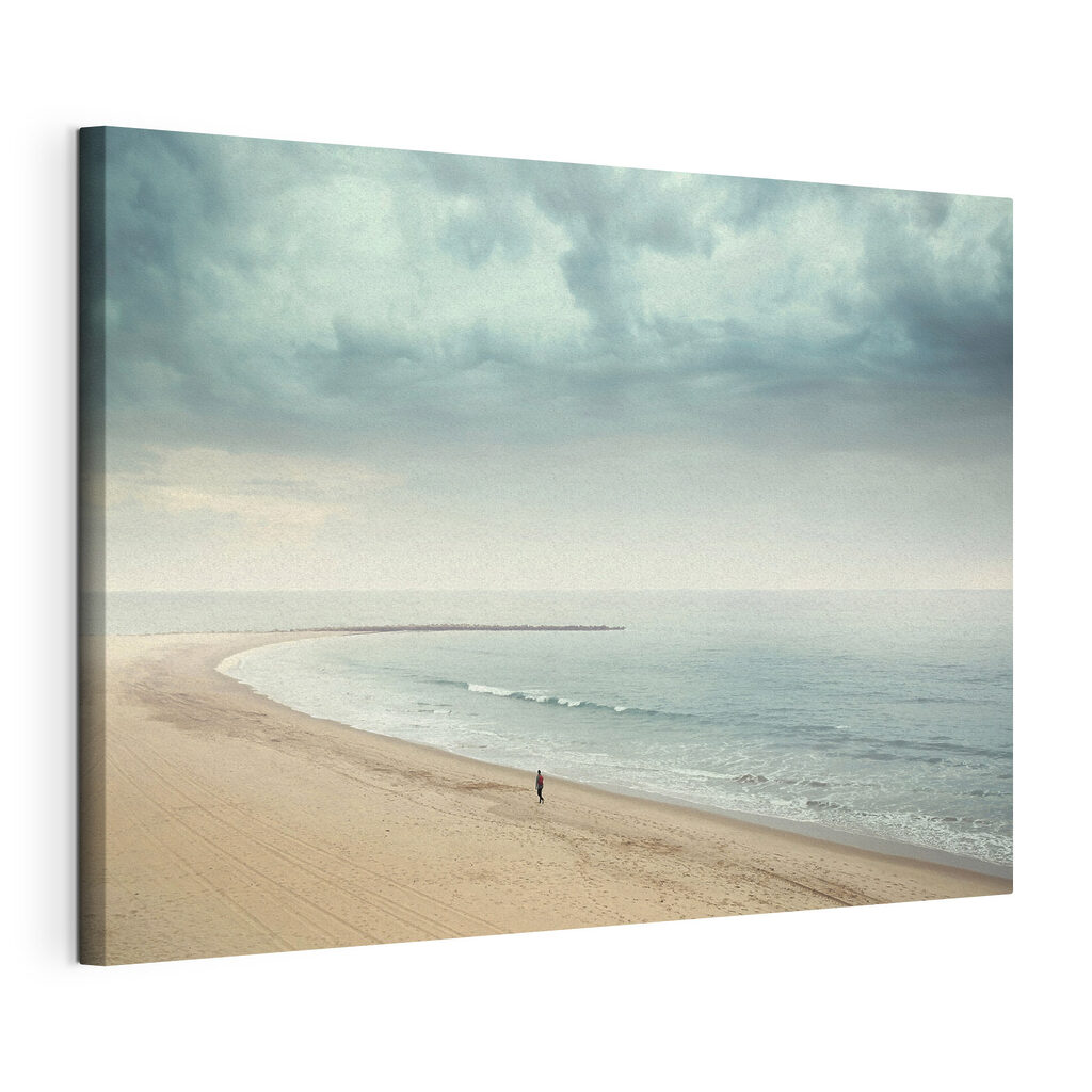 Praia larga sob nuvens, tela esticada e borda contínua