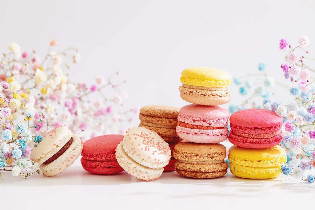 Macarons entre pequenas flores — design completo