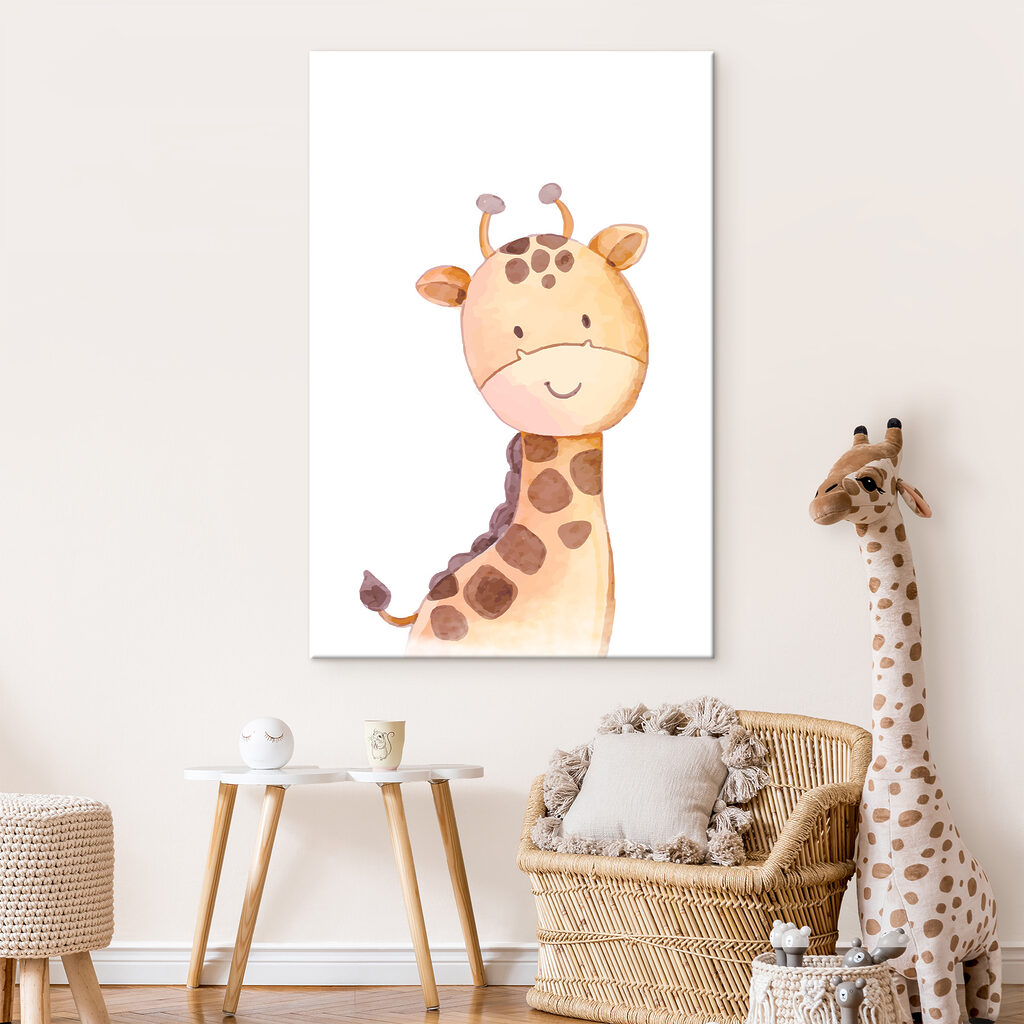 Girafa sorri suavemente num interior
