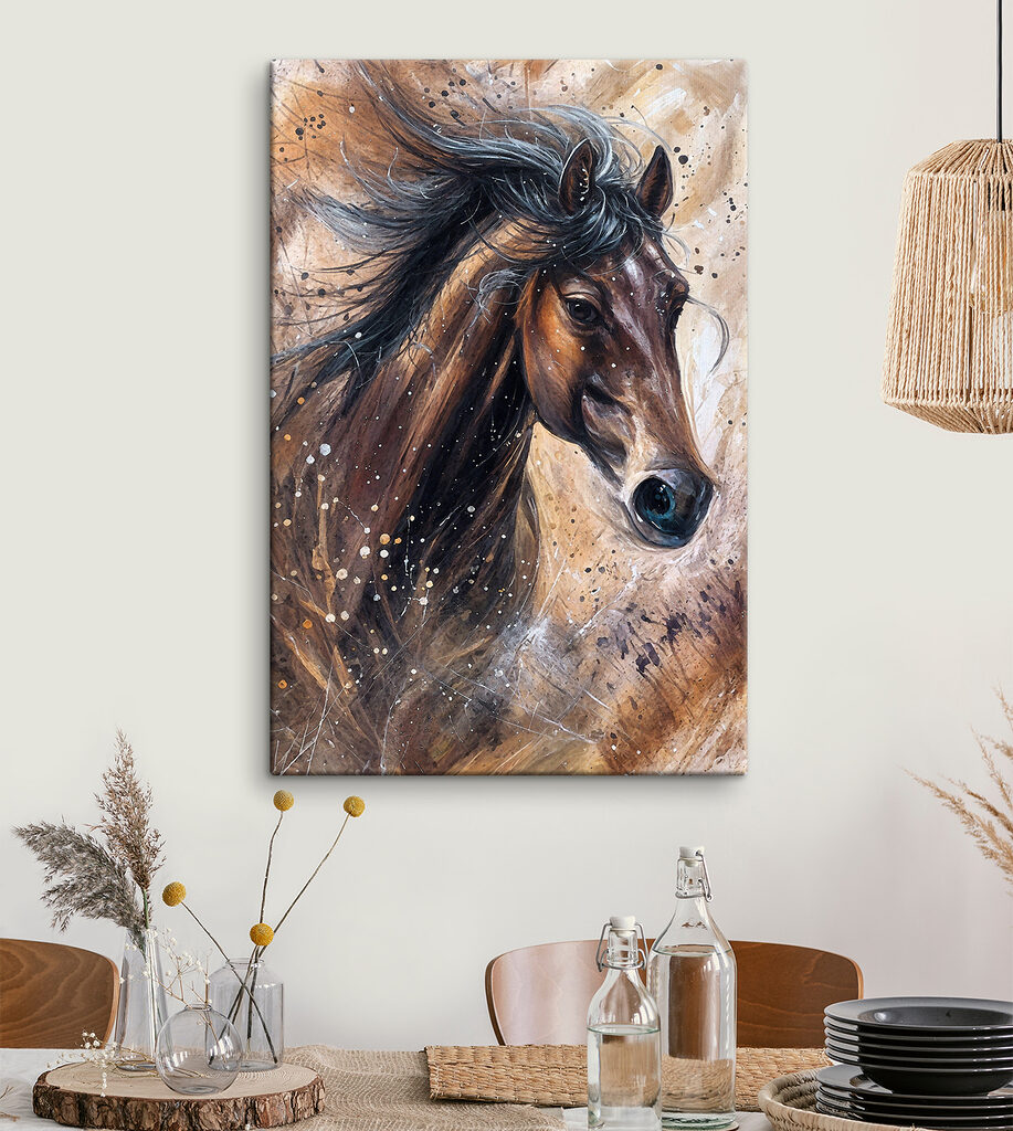 Cavalo de crina solta num interior