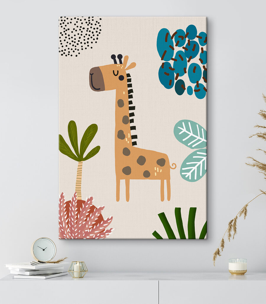 Girafa entre folhas pontilhadas num interior
