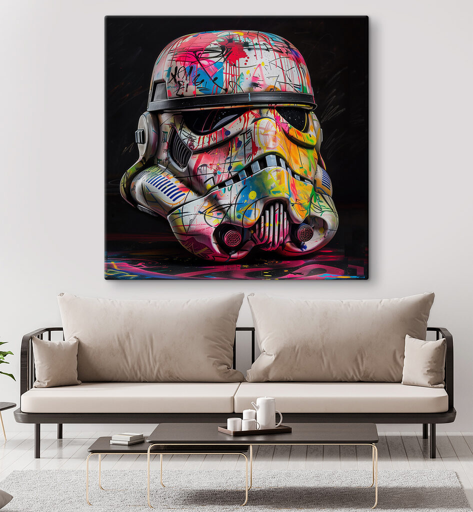 Capacete cheio de graffiti num interior