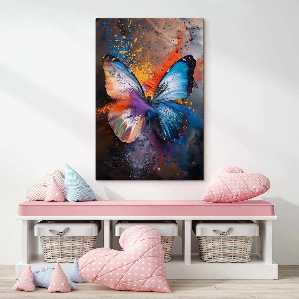 Borboleta azul entre salpicos — interior 1