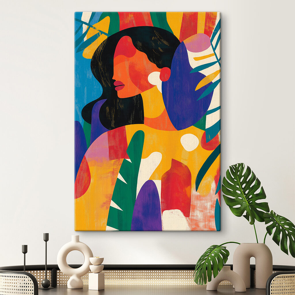Mulher em cores vivas num interior