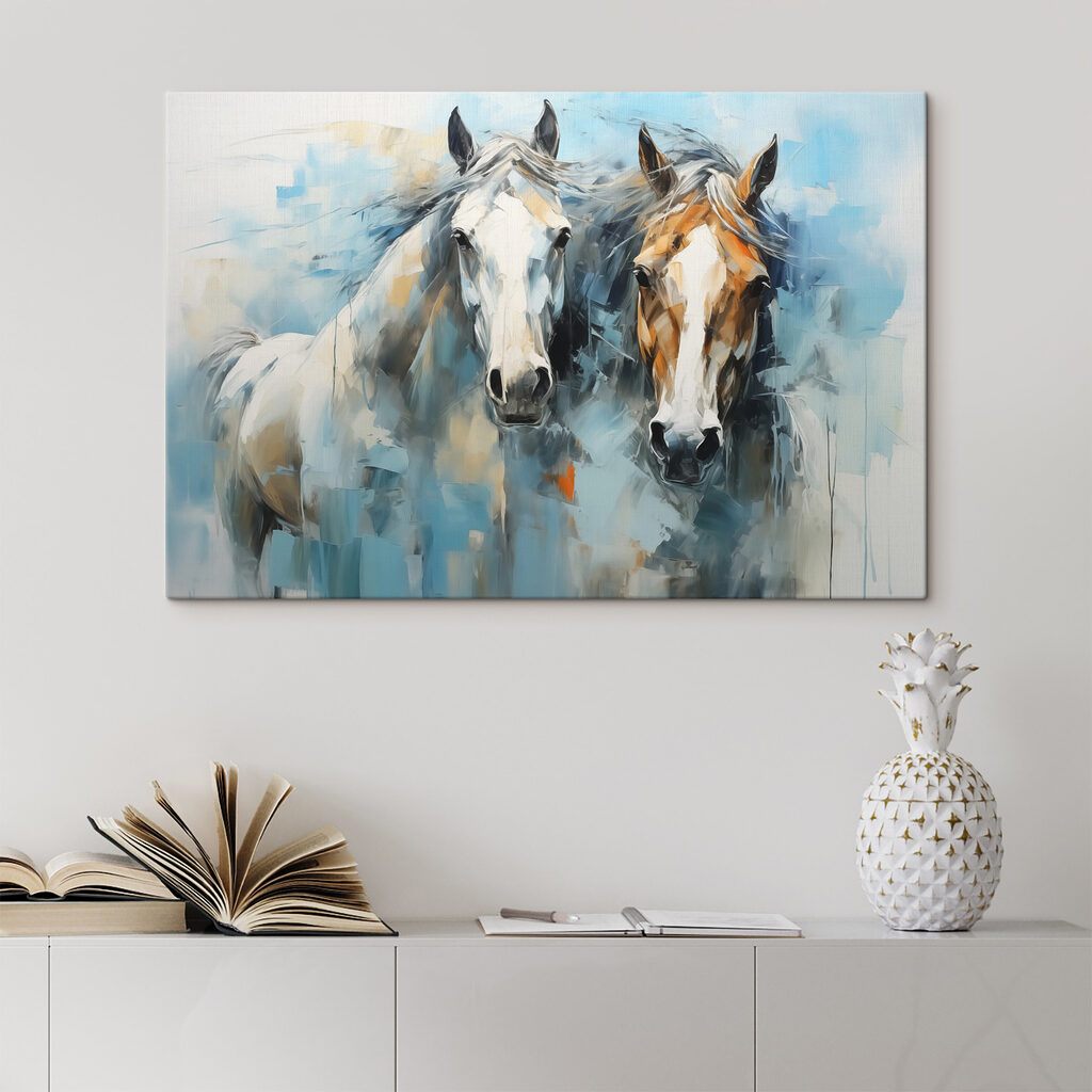 Dois cavalos em azul num interior