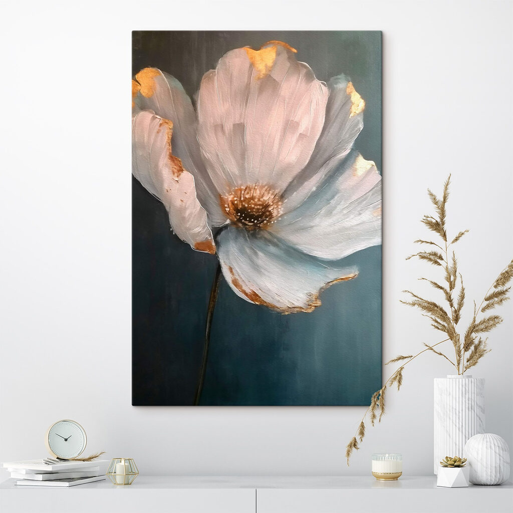 Flor sobre azul-escuro — interior 2