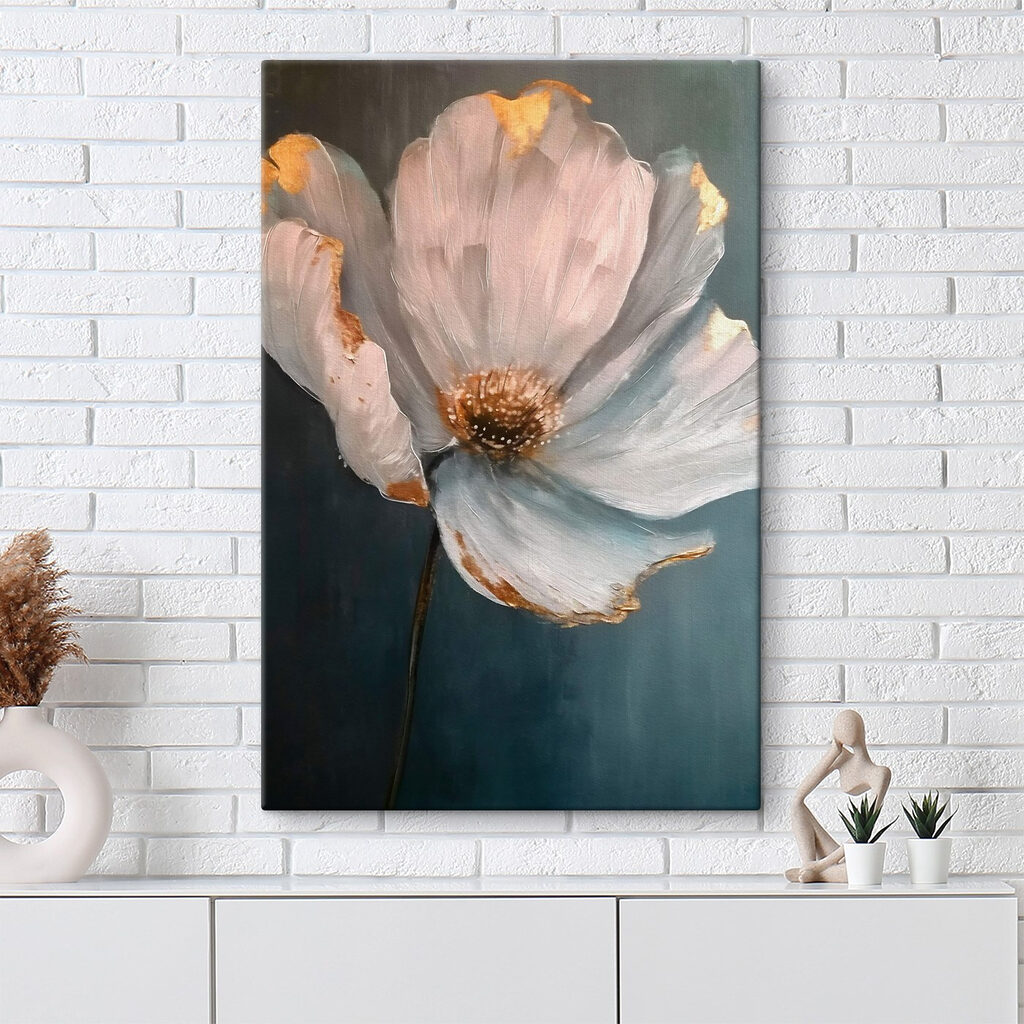 Flor sobre azul-escuro — interior 1
