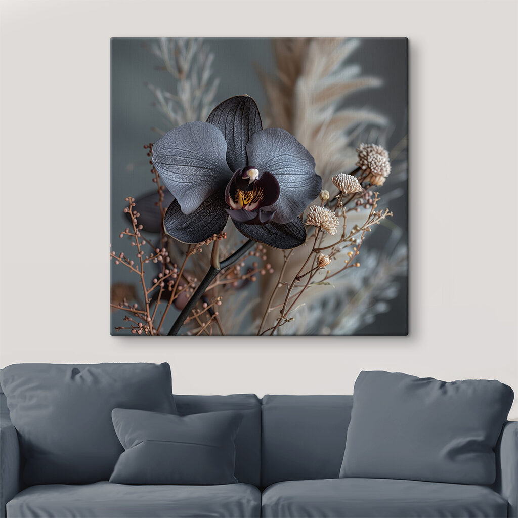 Orquídea escura entre penachos — interior 1