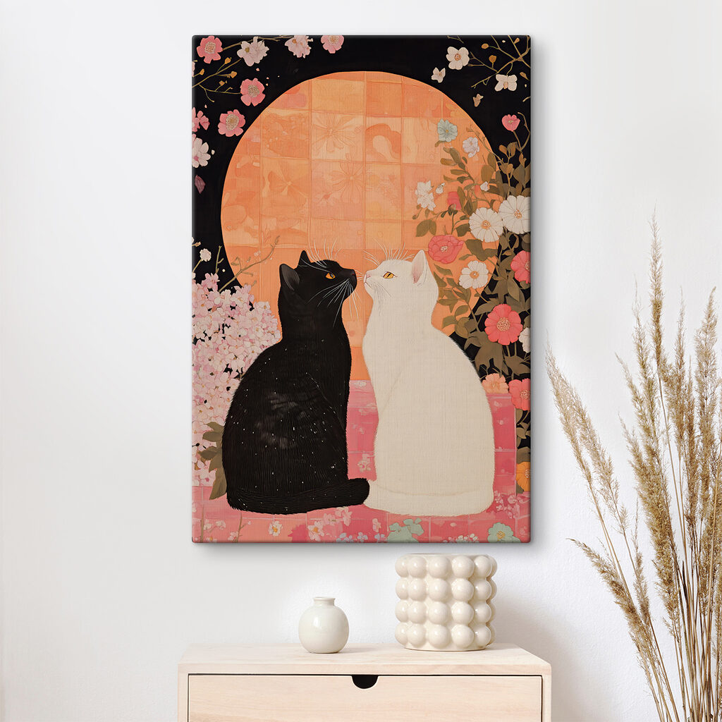 Dois gatos entre flores num interior