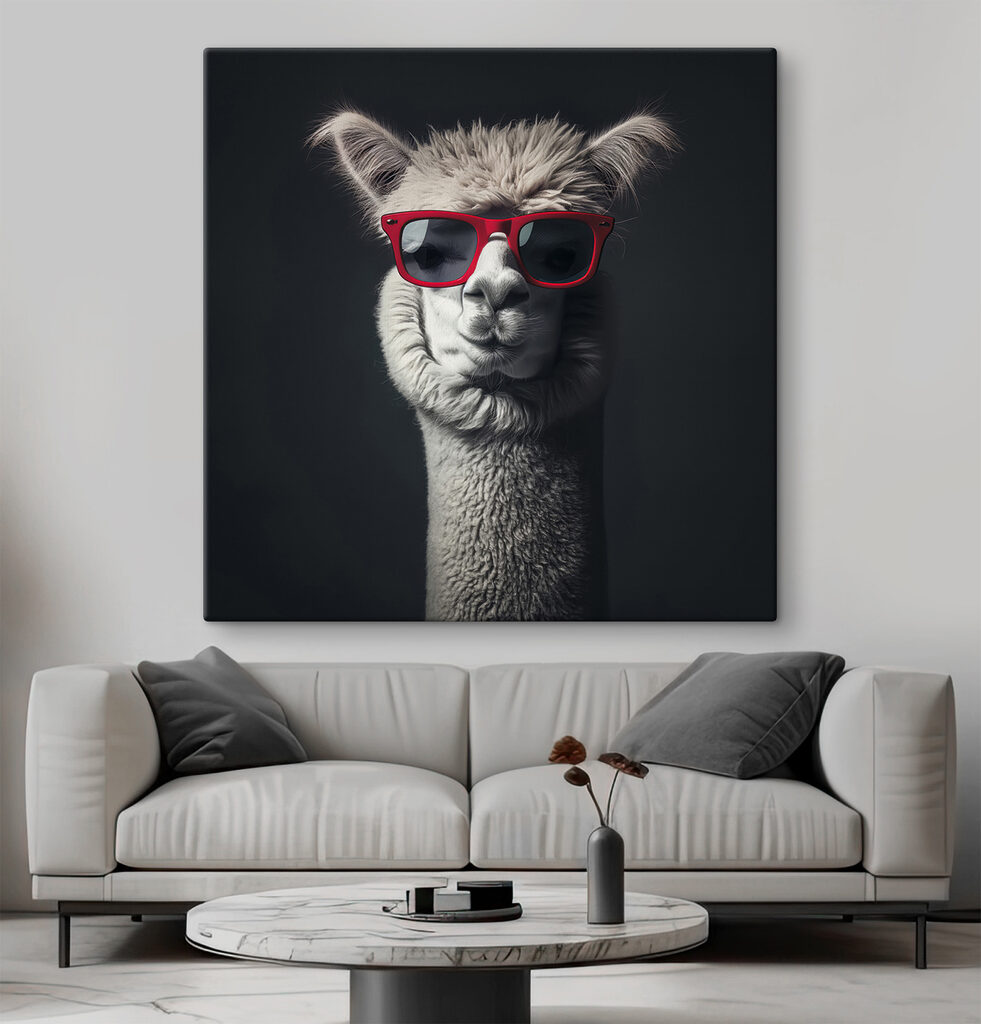Lama com óculos vermelhos num interior