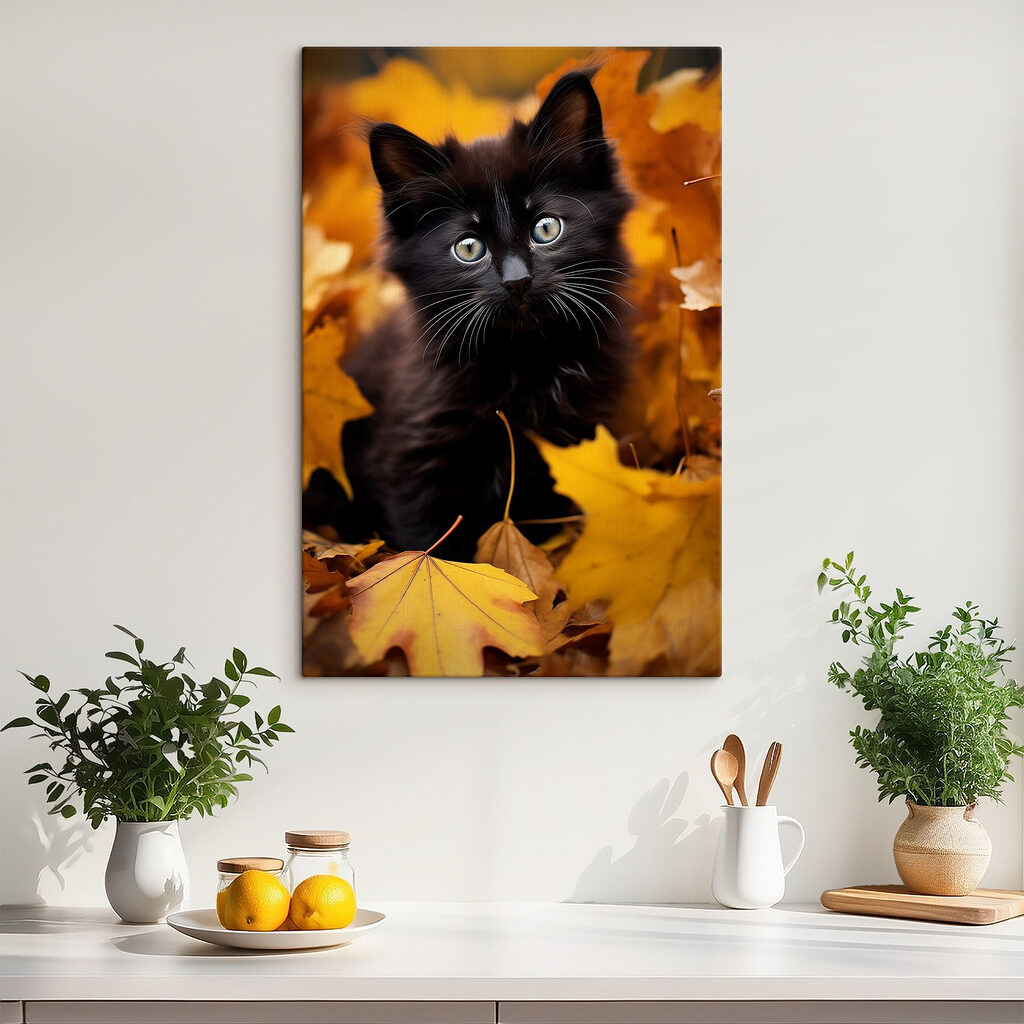 Gatinho preto entre folhas — interior 2