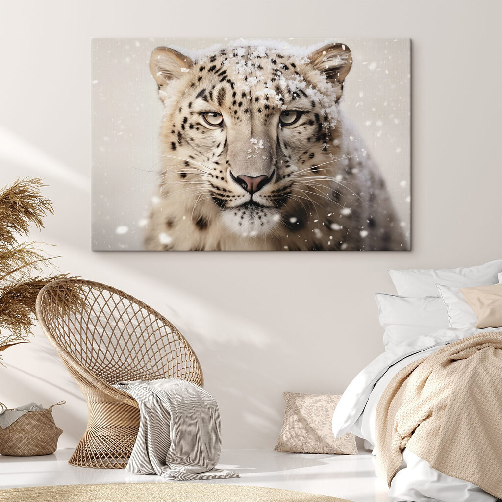 Leopardo-das-neves entre flocos num interior