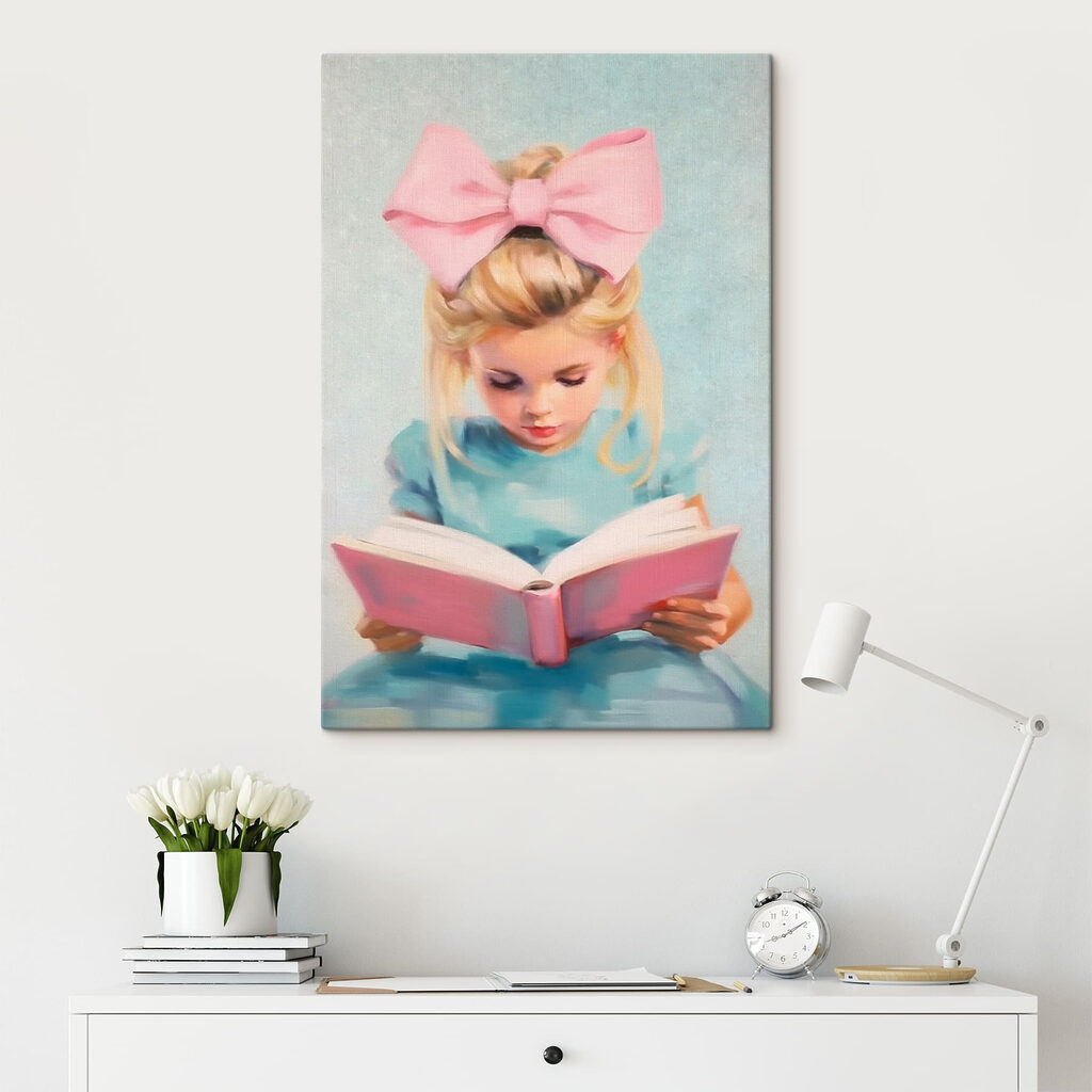 Menina com livro rosa num interior