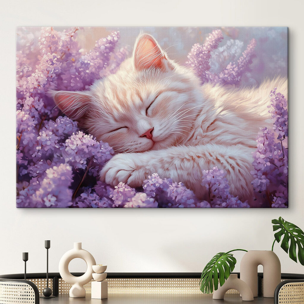 Gatinho entre flores lilás num interior