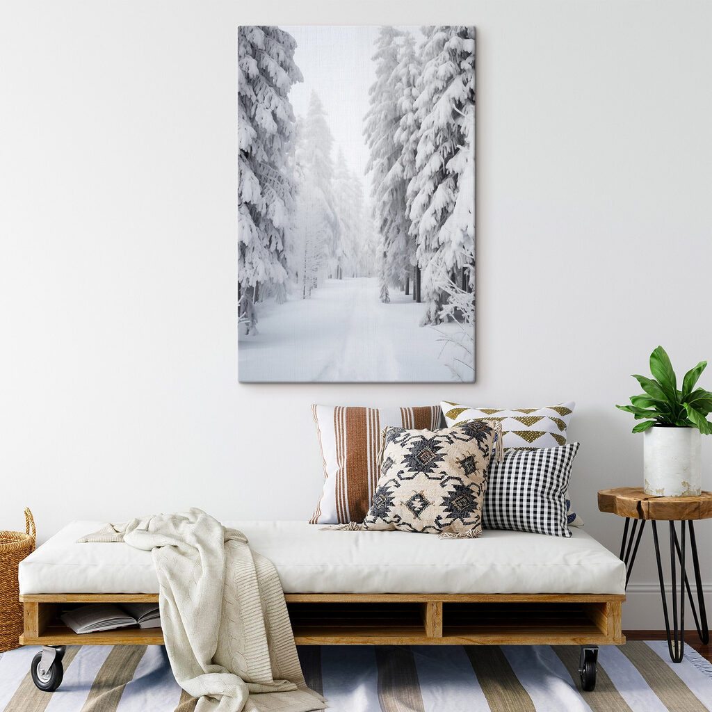 Caminho nevado entre pinheiros — interior 1