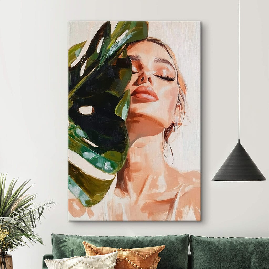 Mulher com folha grande — interior 1