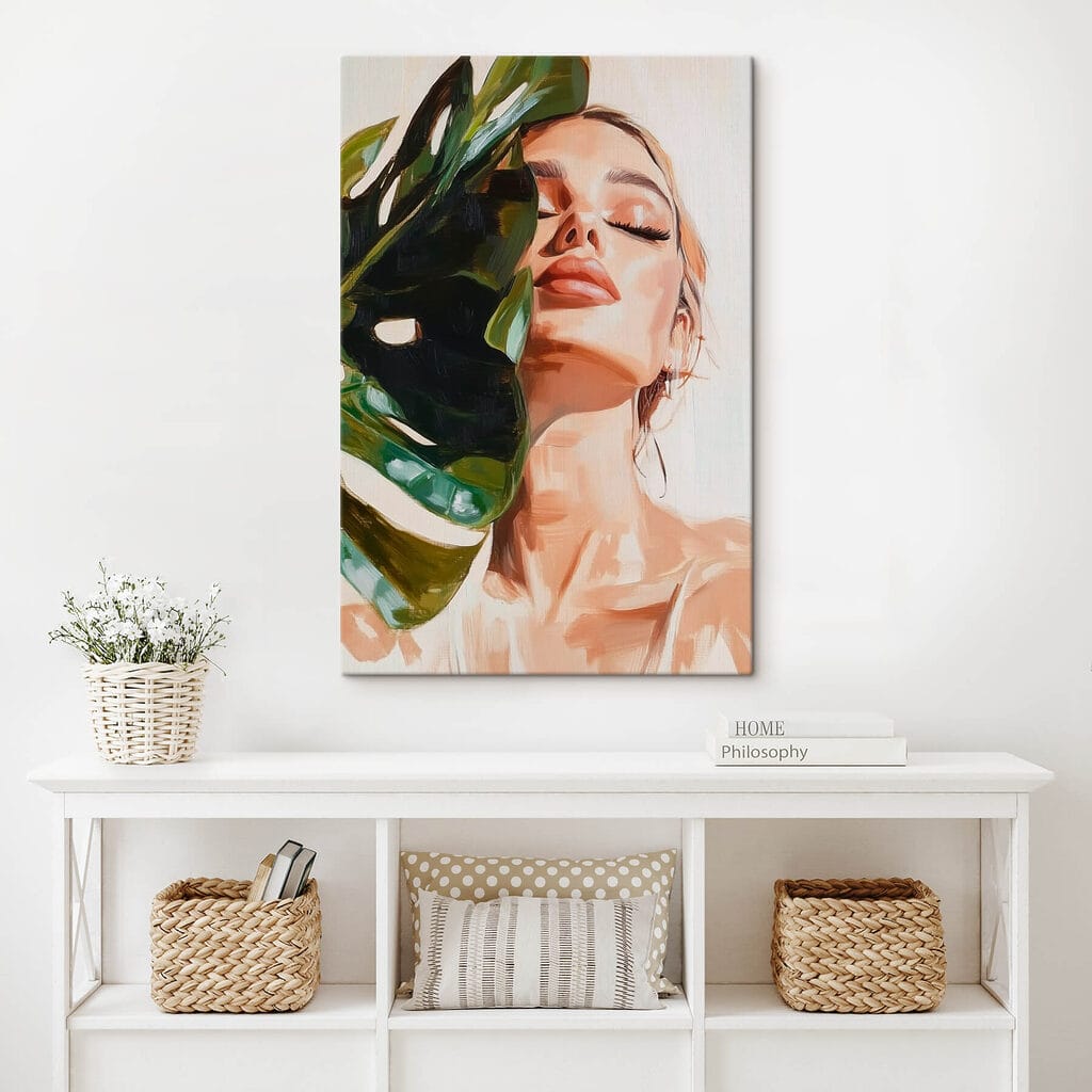 Mulher com folha grande — interior 2