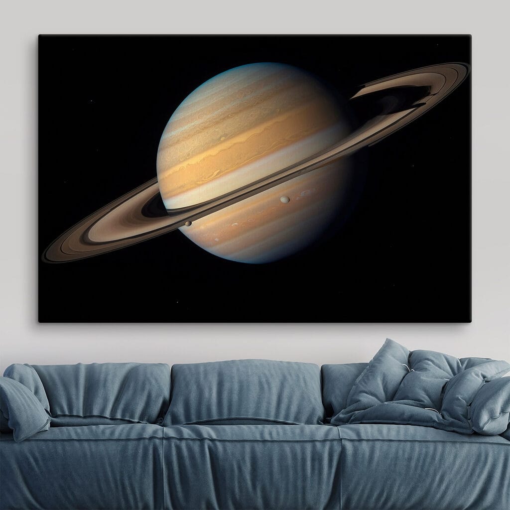 Saturno contra o espaço num interior