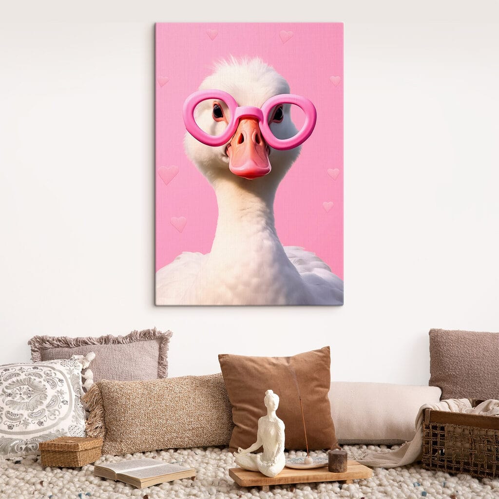 Ganso com óculos cor-de-rosa num interior