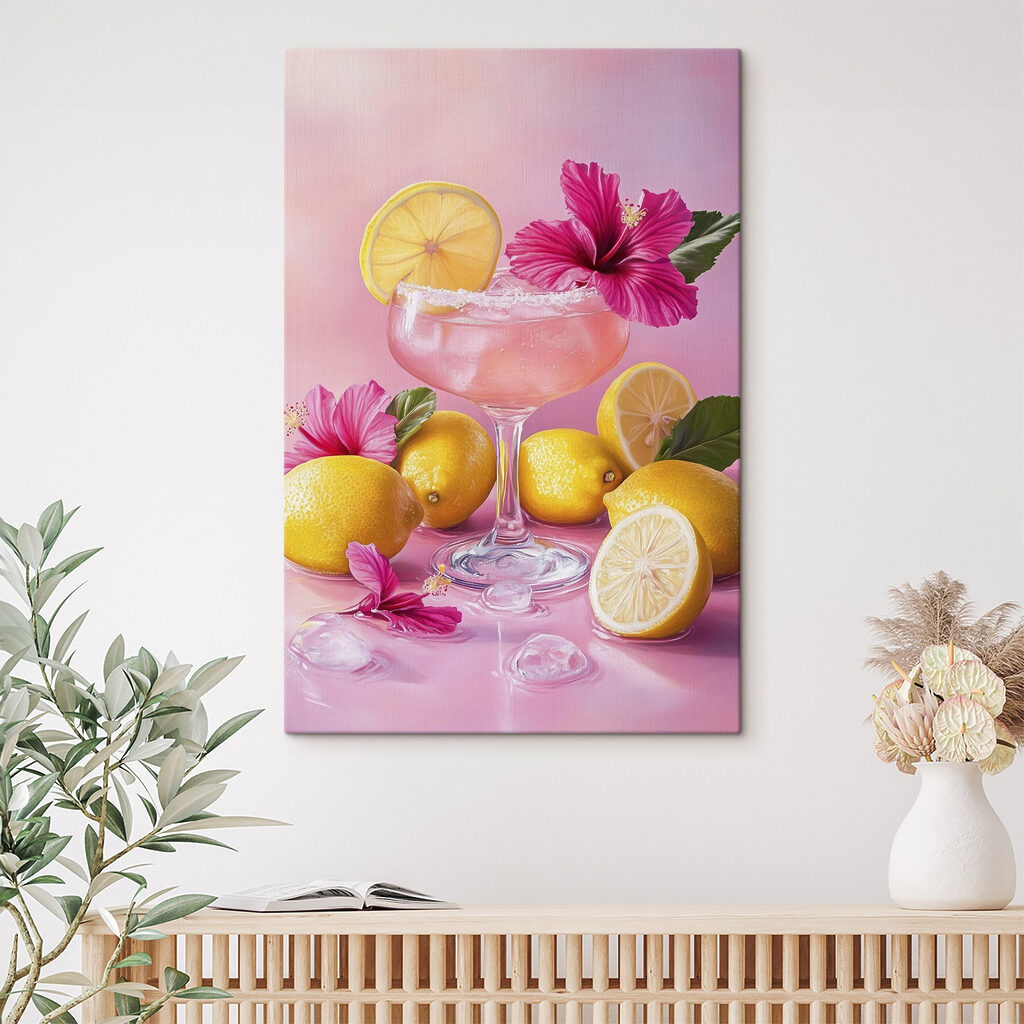 Cocktail entre flores rosa num interior