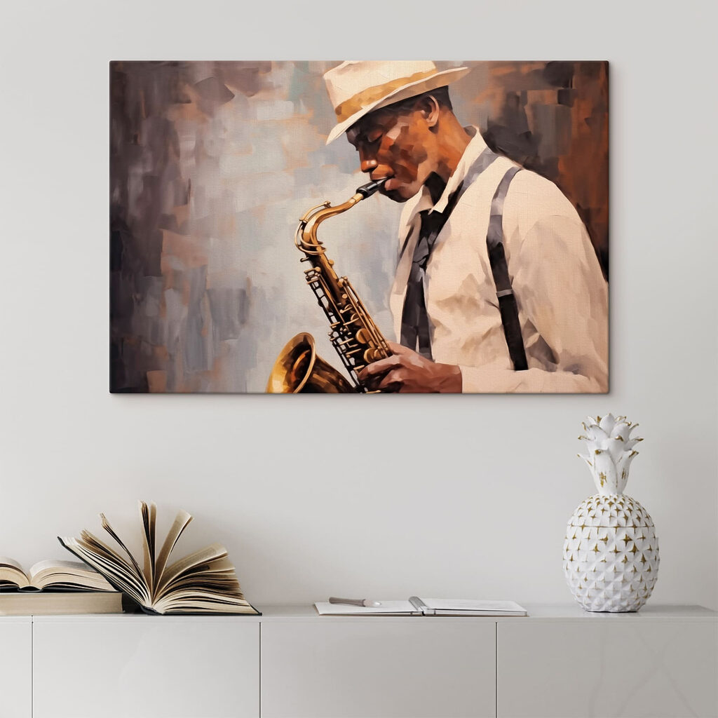 Saxofonista com chapéu claro num interior