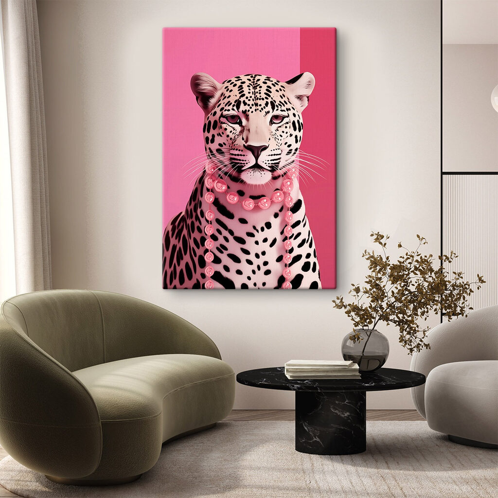 Leopardo com colar rosa — interior 2