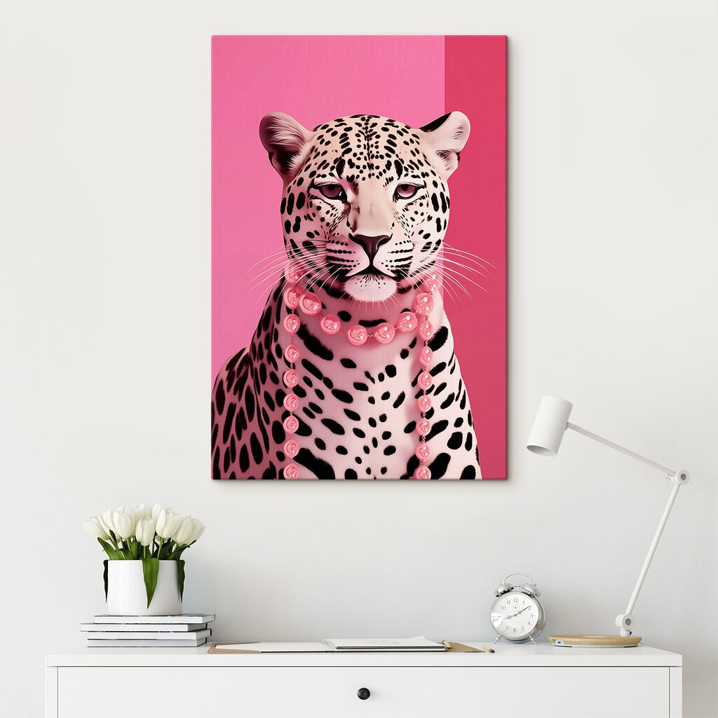 Leopardo com colar rosa — interior 1