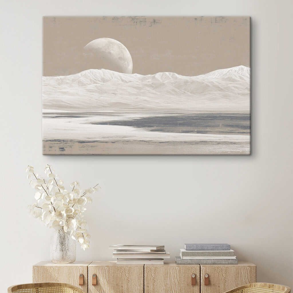 Lua sobre montanhas claras — interior 2