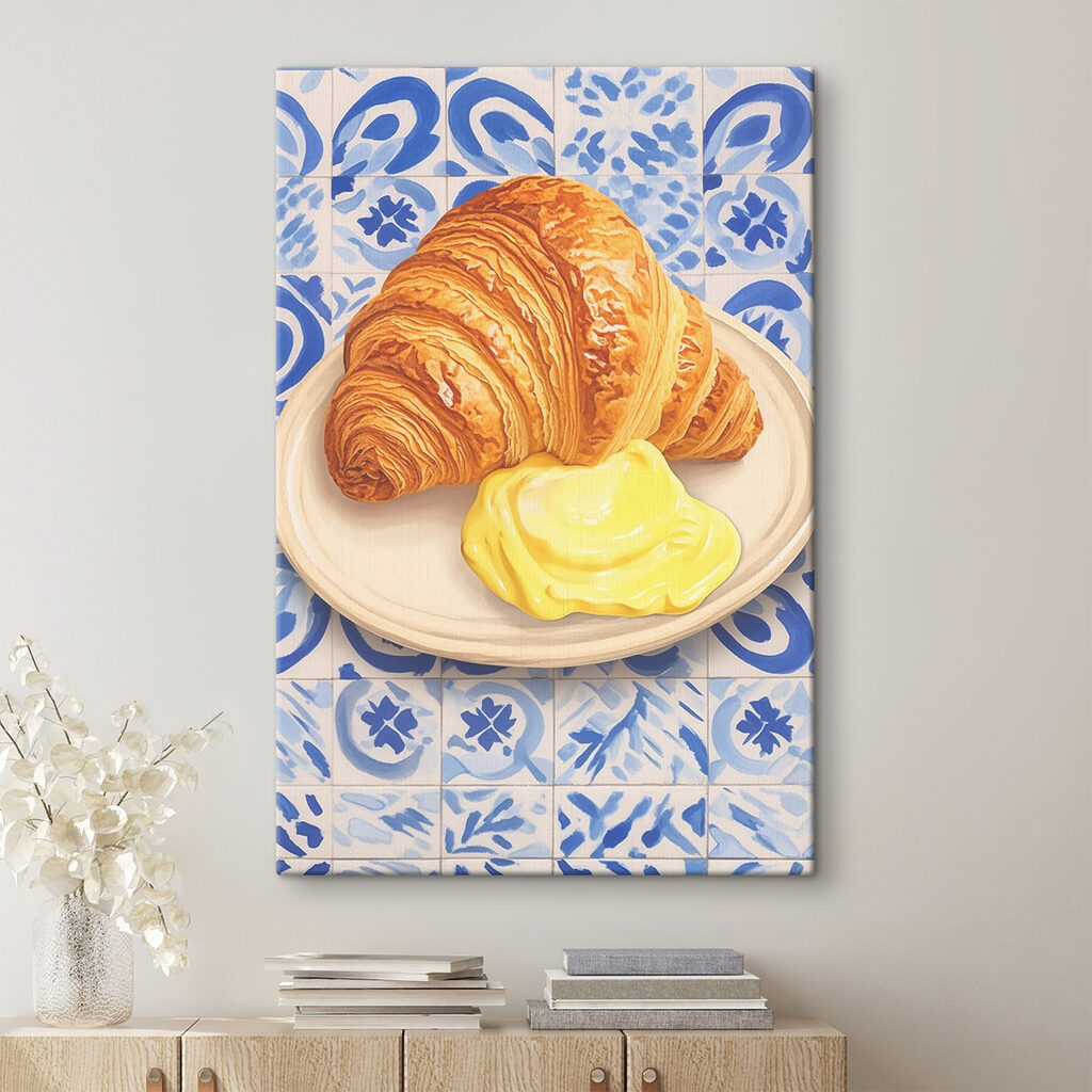 Croissant sobre azulejos azuis — interior 2