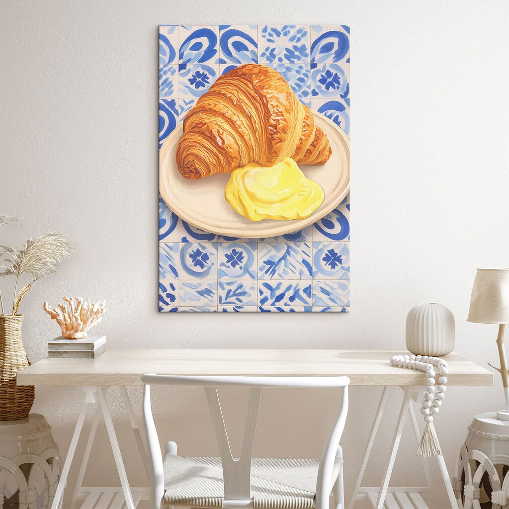 Croissant sobre azulejos azuis num interior